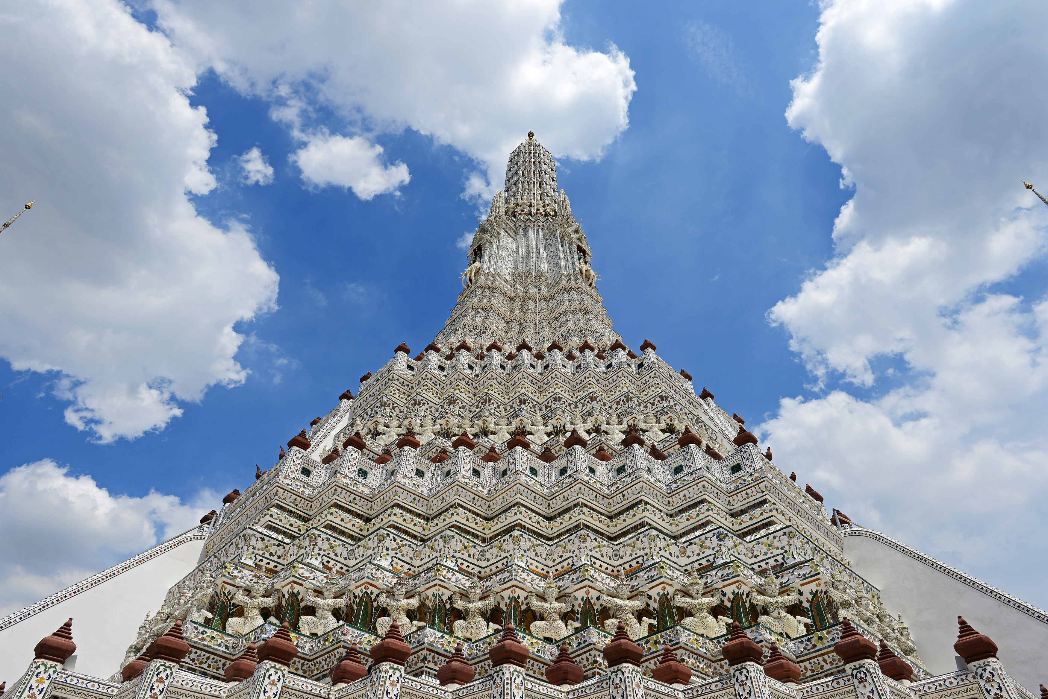 泰国曼谷的一座绝美寺庙纪念的却是来自中国广东的一位君王