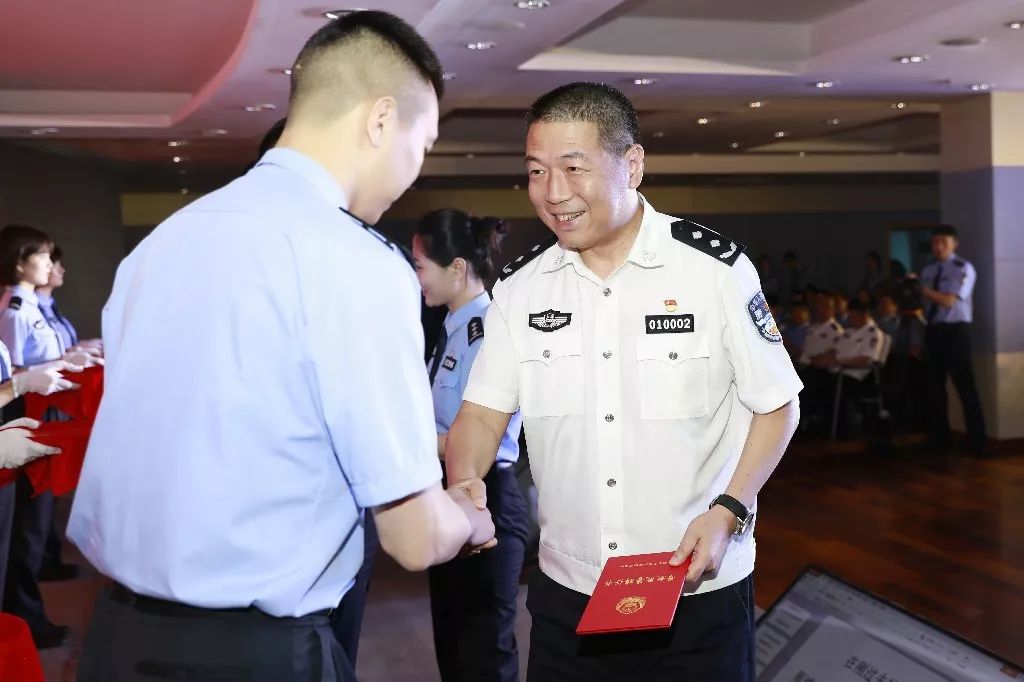 分局党委副书记,政委王凯为实务带教师代表颁发聘任书.