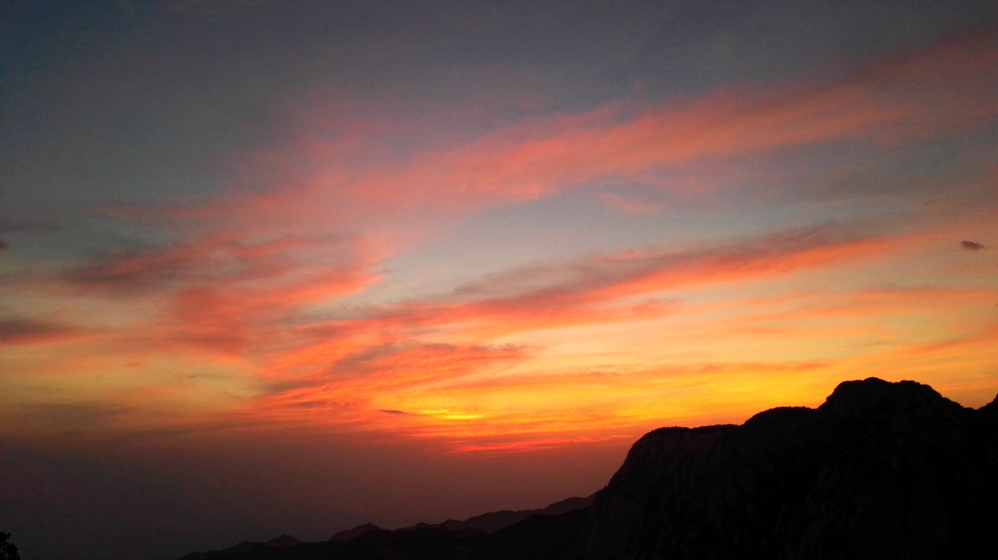 夜爬华山的最正确姿势待黎明破晓之时共看山河饱满朝阳初升