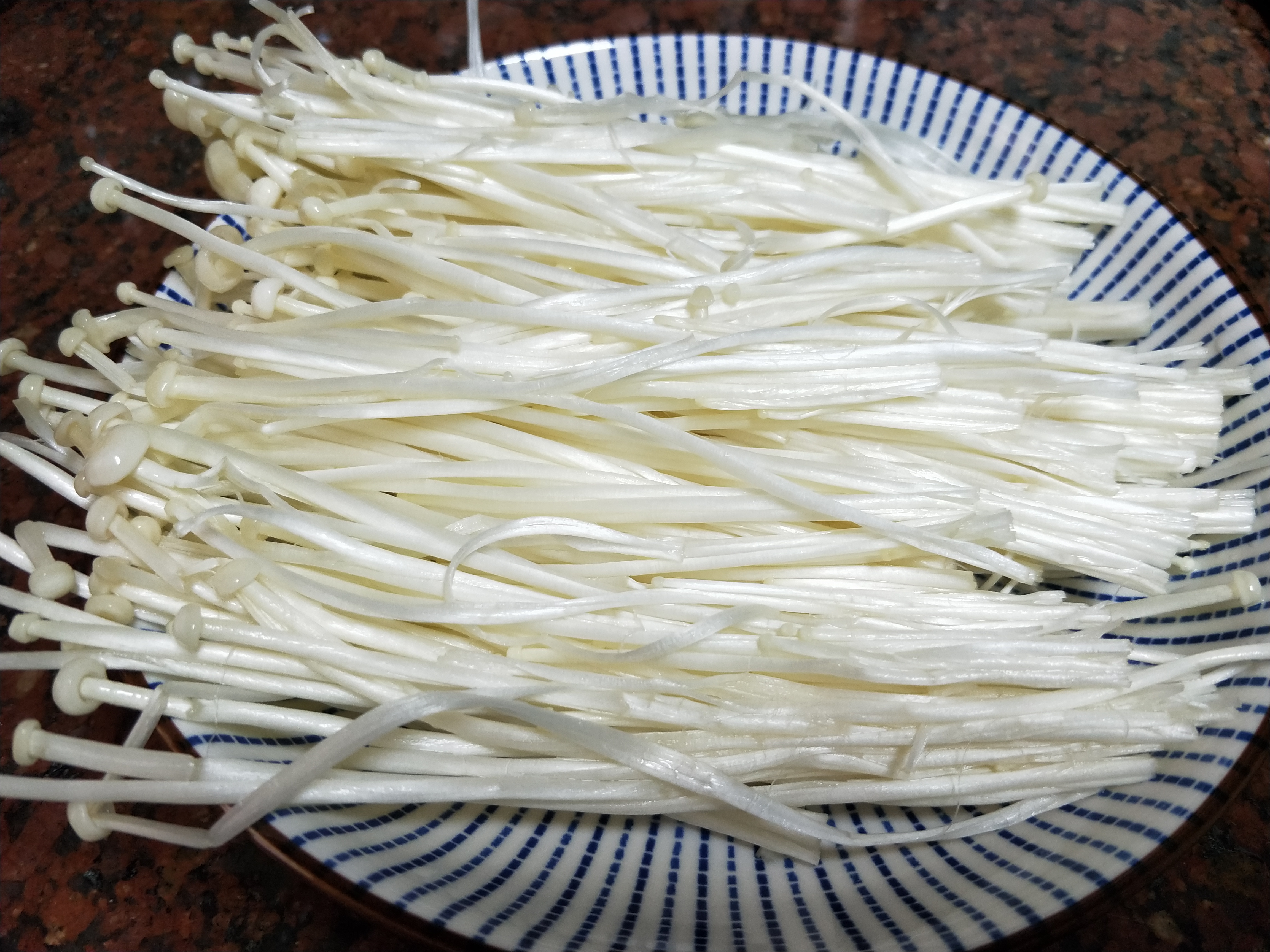 金针菇换个新吃法,又香又脆,老公下酒孩子当零食,三两下就吃光