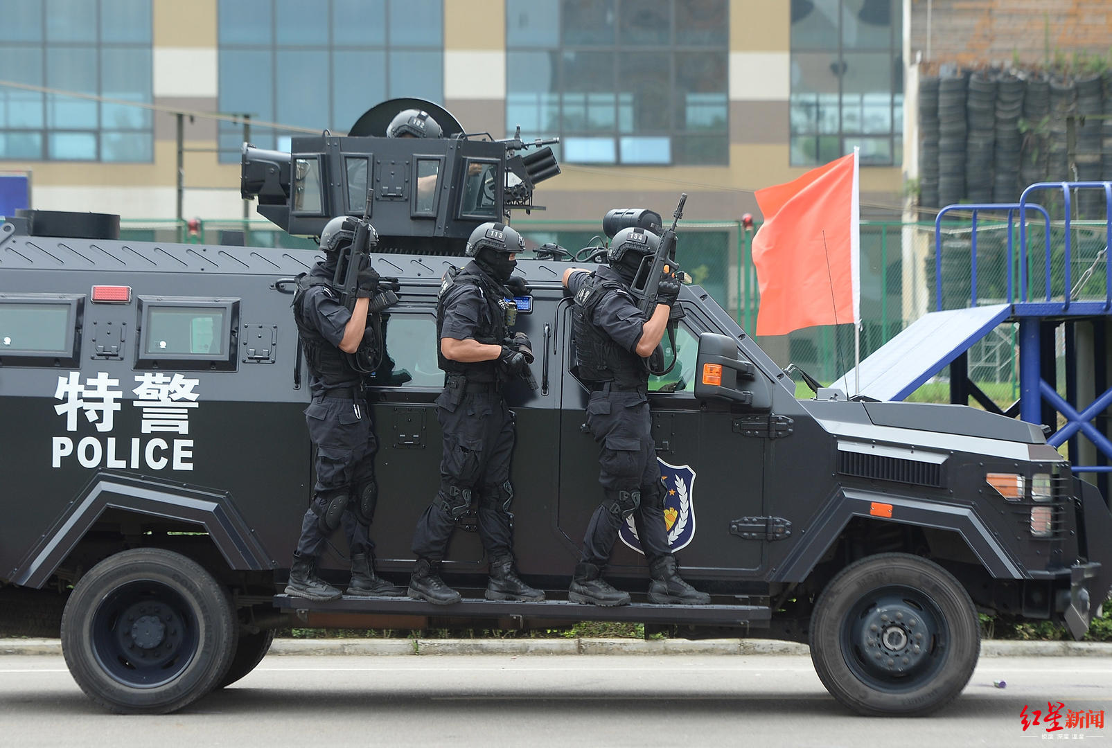 百步穿杨无人机侦察抛弹成都上演超千人实弹演练