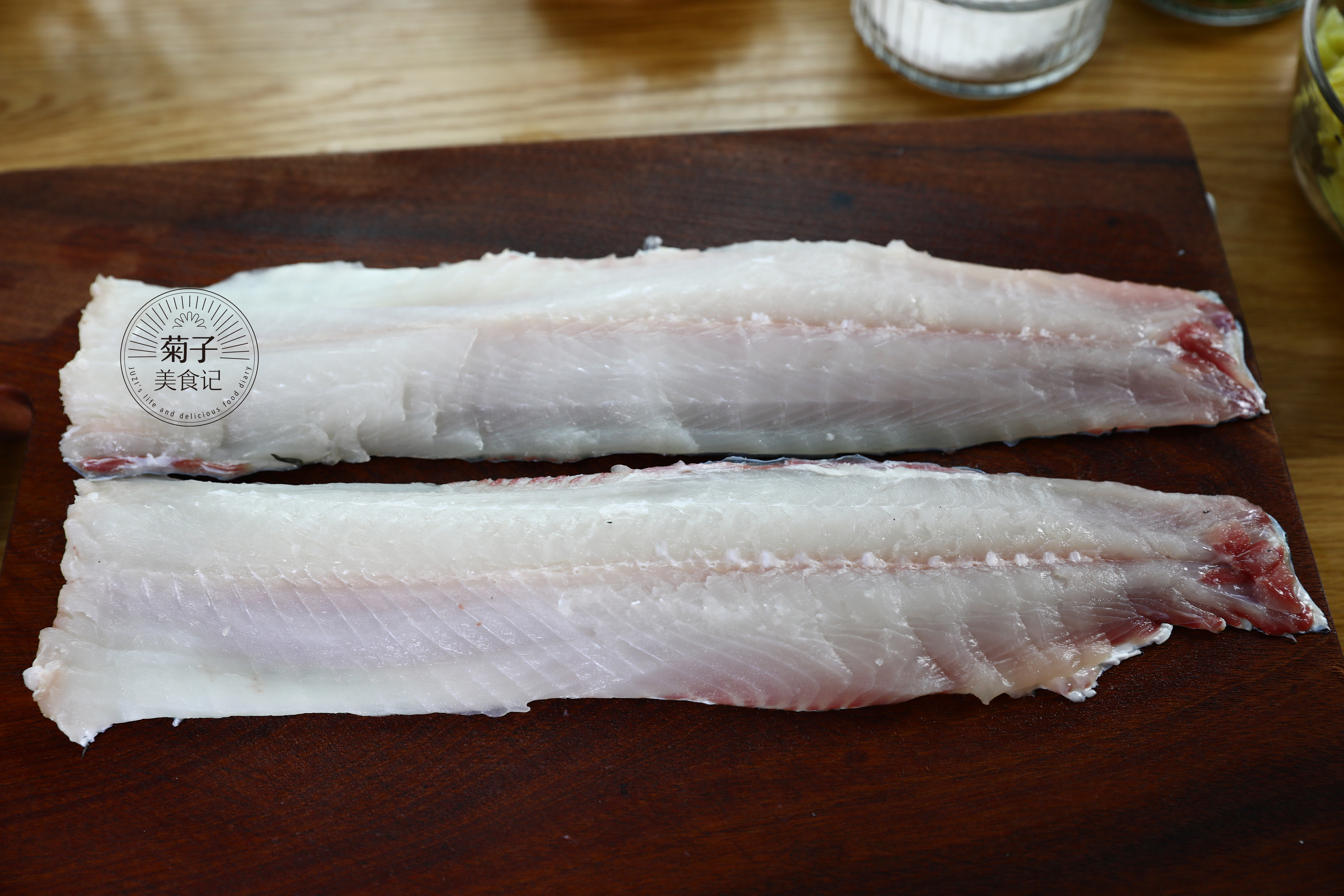 第三步:把鱼片片成薄片(如图所示)此处请忽略我的刀功,片鱼片你一定比