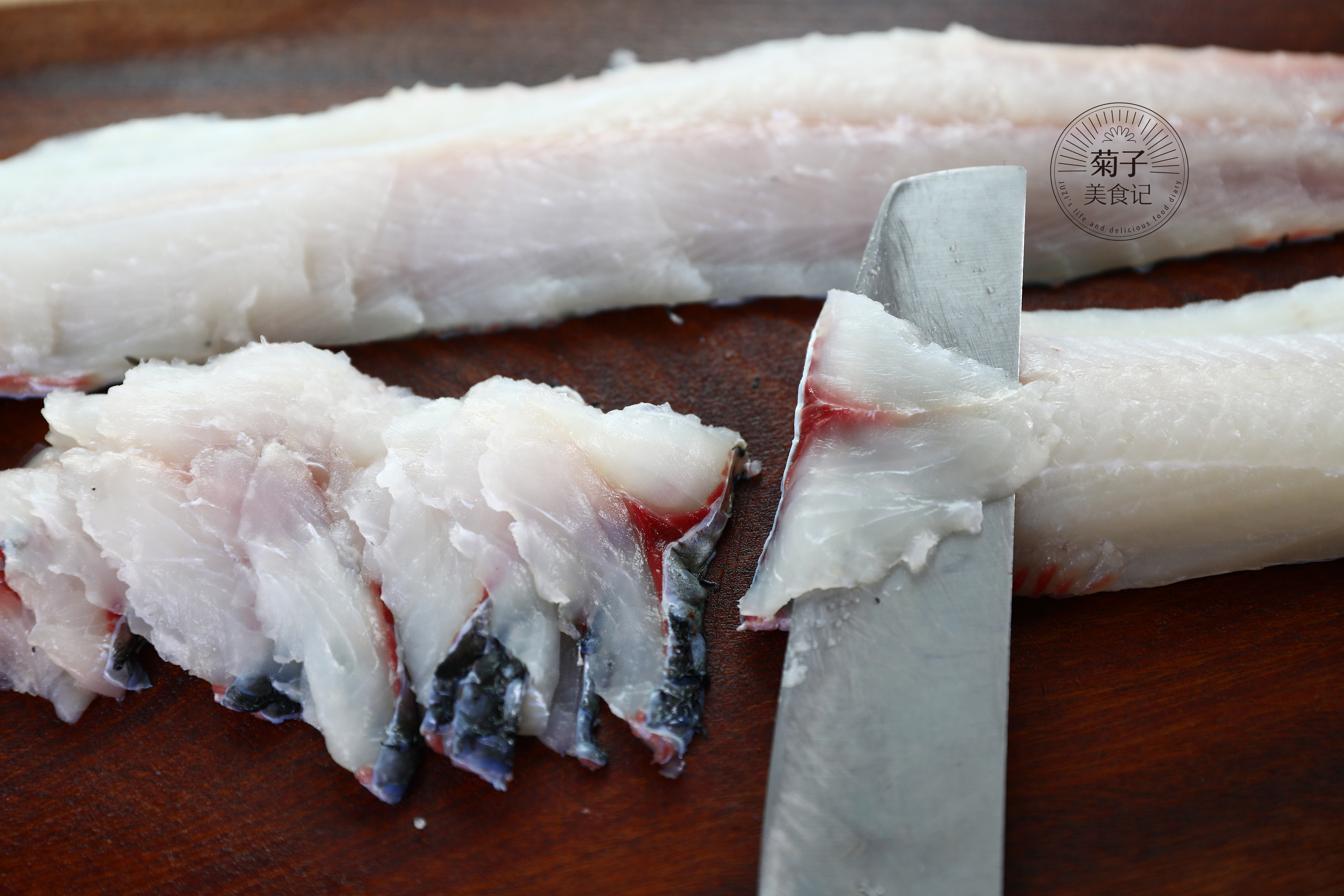 胡椒粉和盐还有蛋清用手朝一个方向抓匀,主要是为了使鱼片更滑嫩和