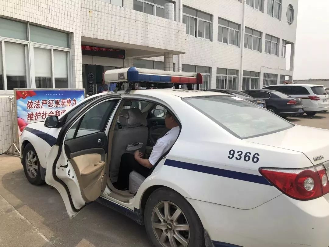 乘坐警车送往看守所