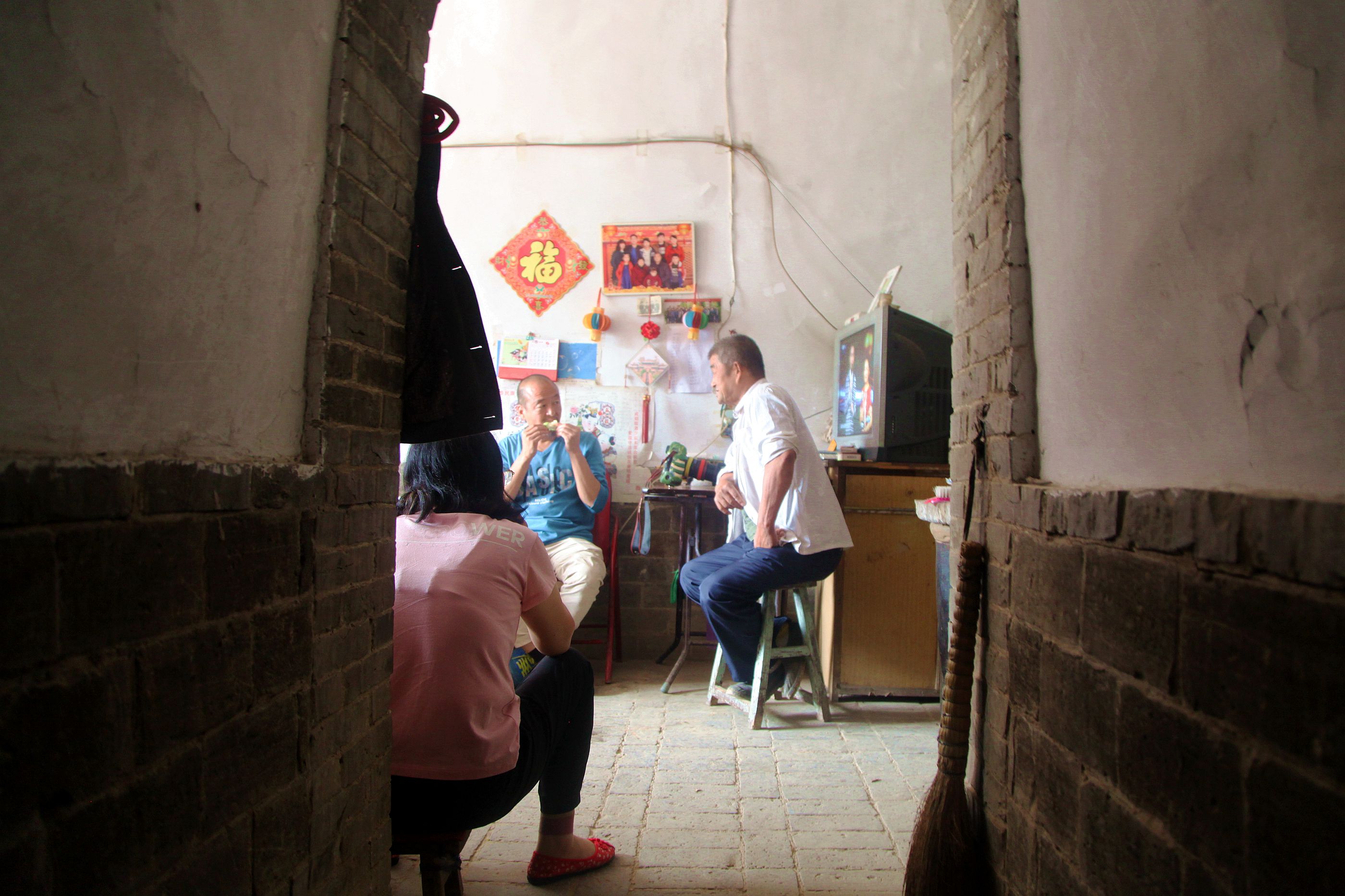 69岁农民大爷家有野味稀罕果,百元1斤也不卖,看看是个啥