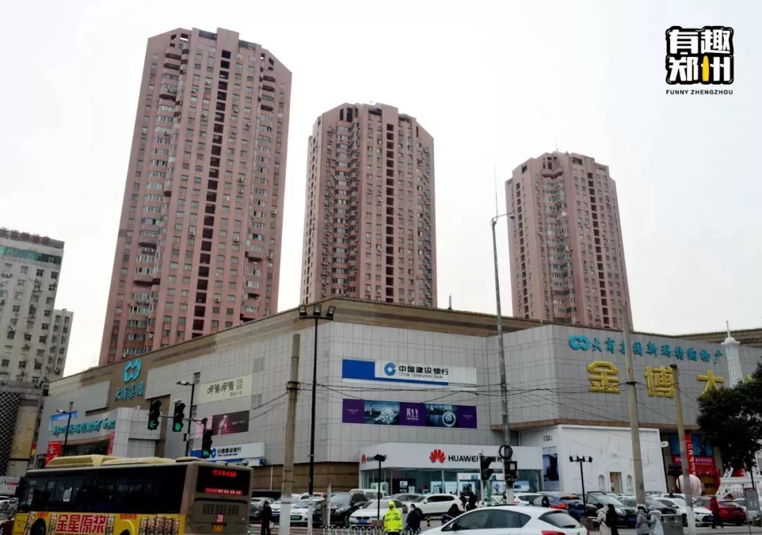 当年有人把金博大上面的三栋写字楼叫"三炷香"虽然负一楼也有了美食