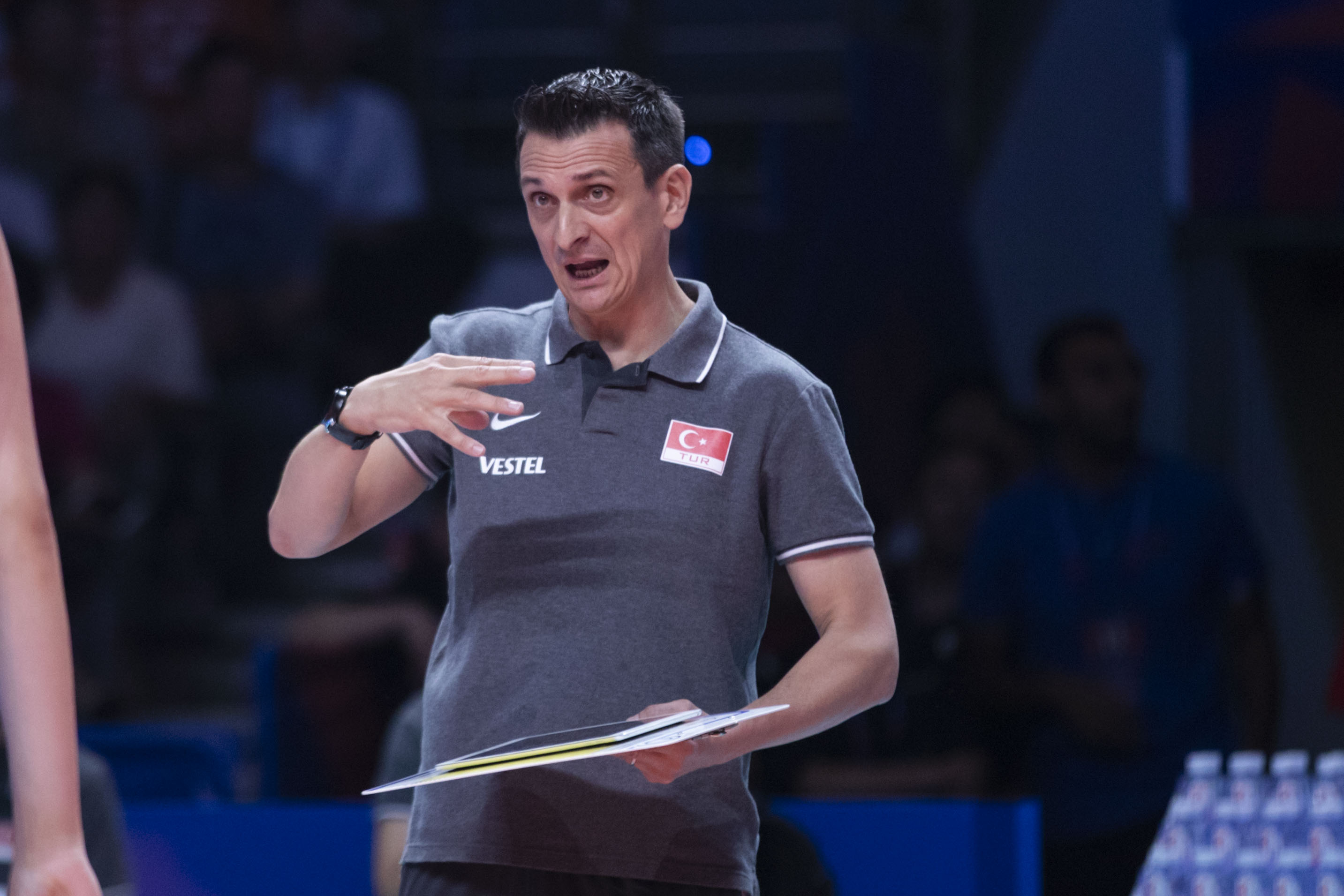 总决赛安家杰临场指挥被吐槽太业余郎平退休用他不如用古德蒂