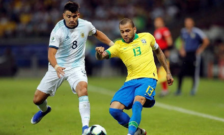 巴西2-0完胜阿根廷 晋级美洲杯决赛 梅西抱怨裁判不看vcr