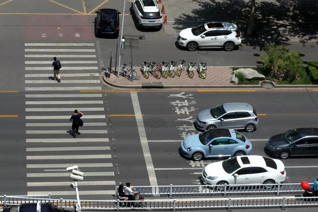 第二十四站车让人成为石家庄一道亮丽的风景
