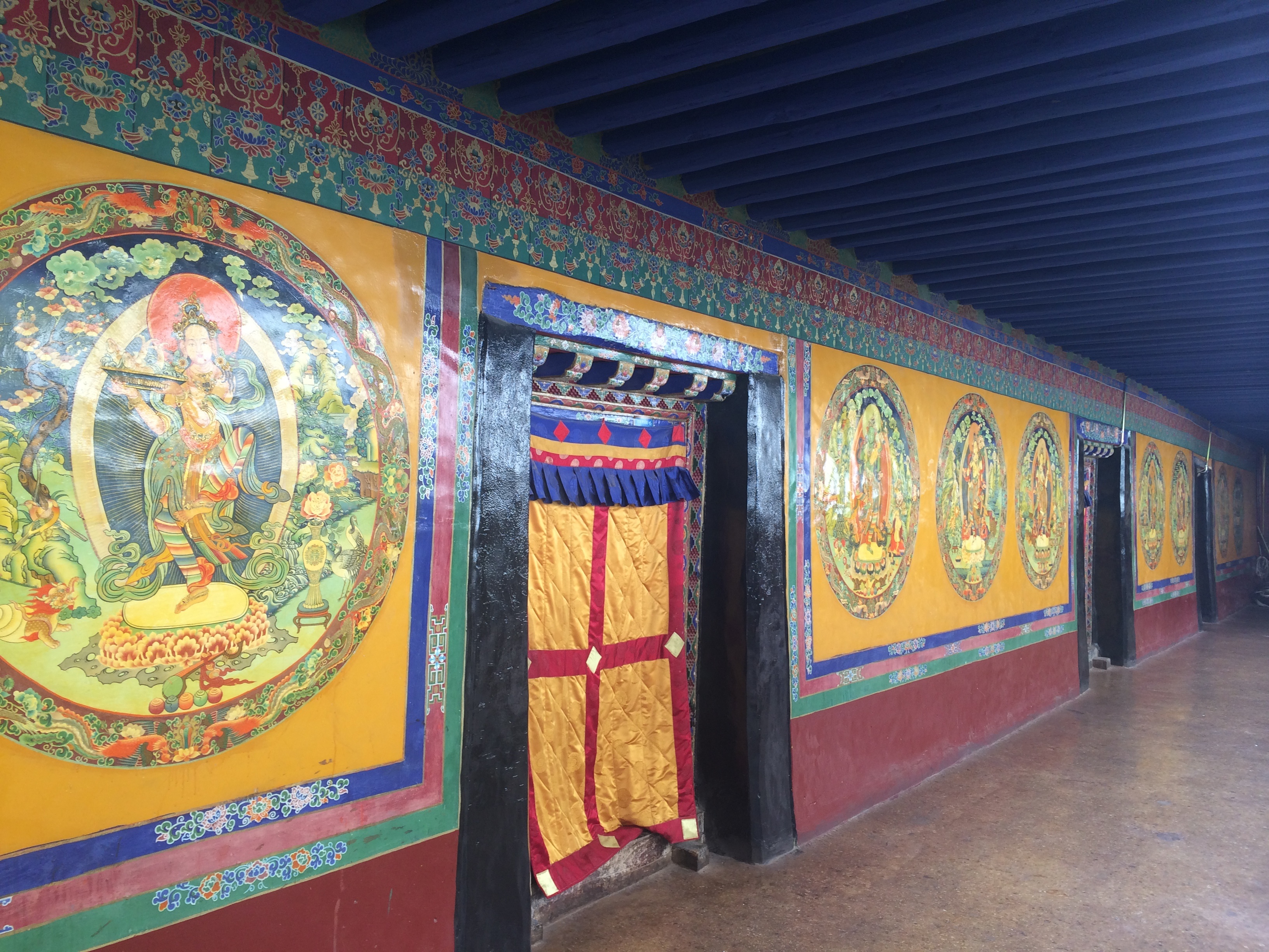 色拉寺虽然不比大昭寺盛名但藏传佛教的信徒一点也不会冷落这里