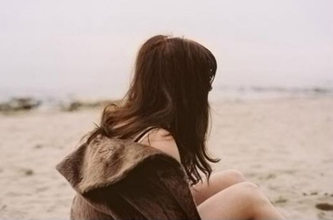 伤感迷茫的句子,哀伤就像一阵又一阵的雷雨,没人会在意你的疼