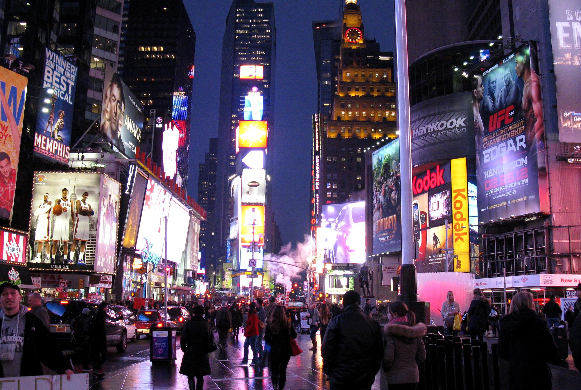 有意思的是,超级物种的首次关店背景和盒马鲜生比较类似.