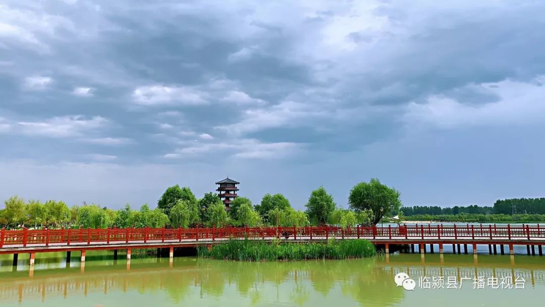 乌云密布下的黄龙湿地公园别有一番风情
