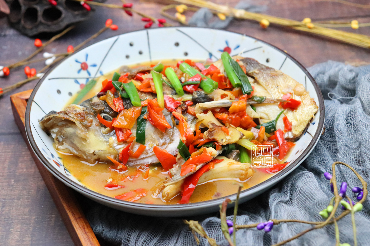 第二道:红烧鱼头step6:倒入豇豆酿肉的锅里,转大火,加上少许盐给汤汁