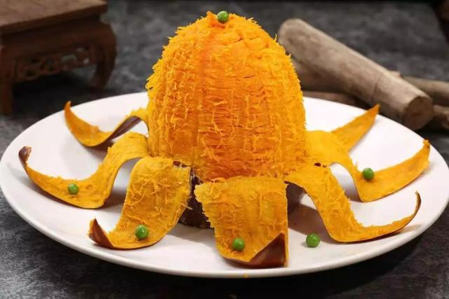 做法:南瓜从腰切开,八宝米饭放入南瓜肚里,放入烤箱,200摄氏度烤制1