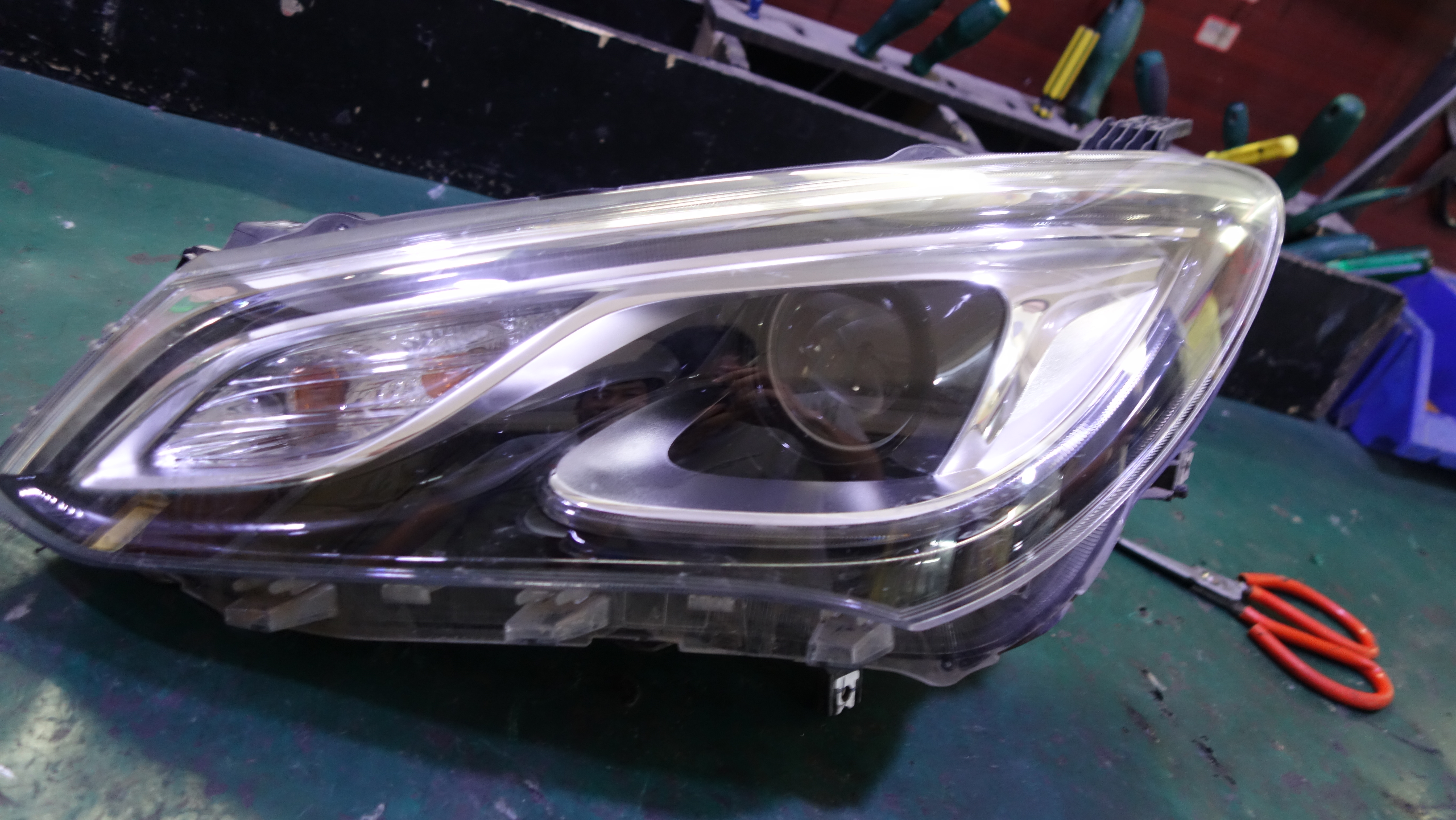 拆下来的大灯总成