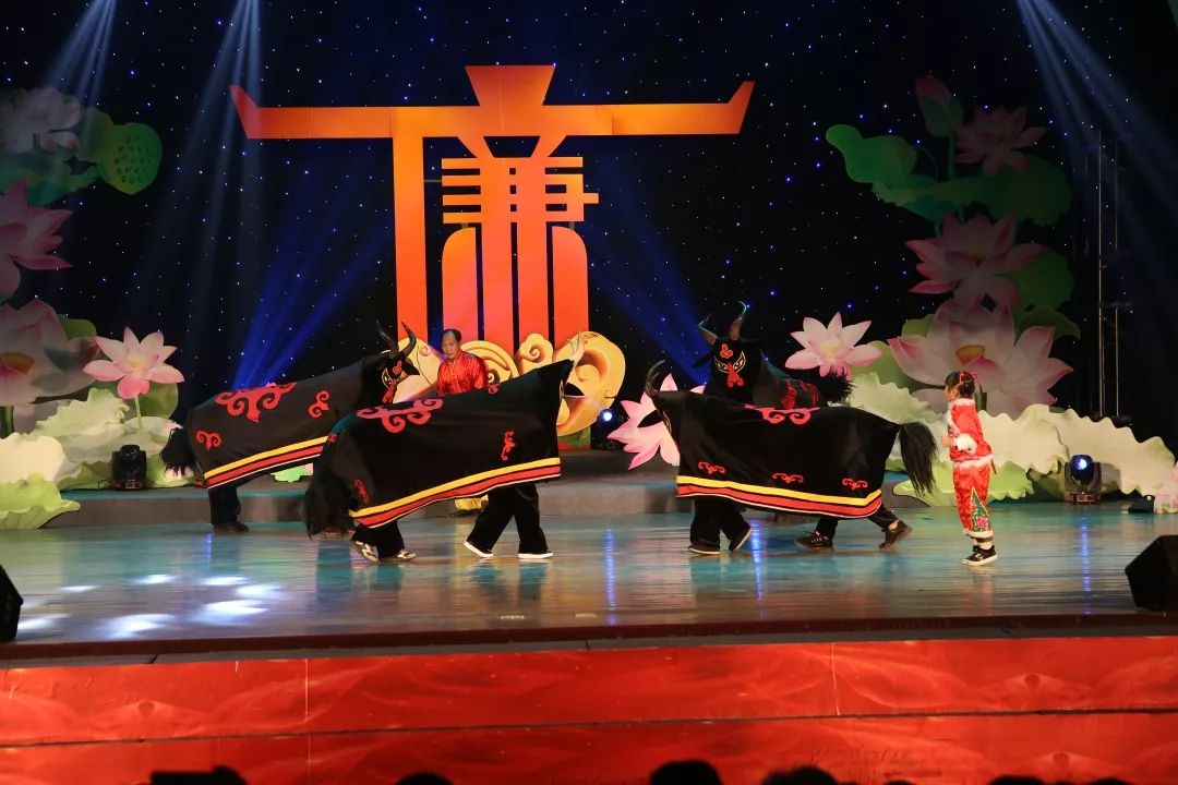 自古以来,天全县思经,大河,鱼泉等乡村一带的农民就素有敬牛,耍牛灯的