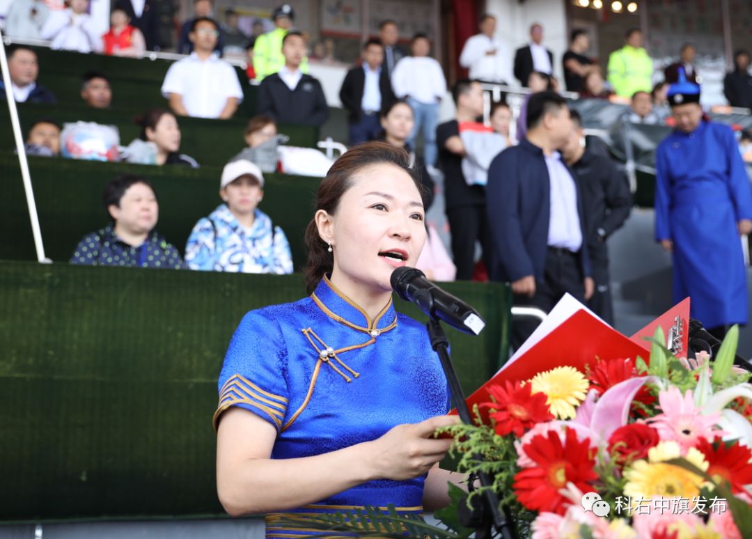 科右中旗人民政府副旗长杨乌兰主持大会开幕式.