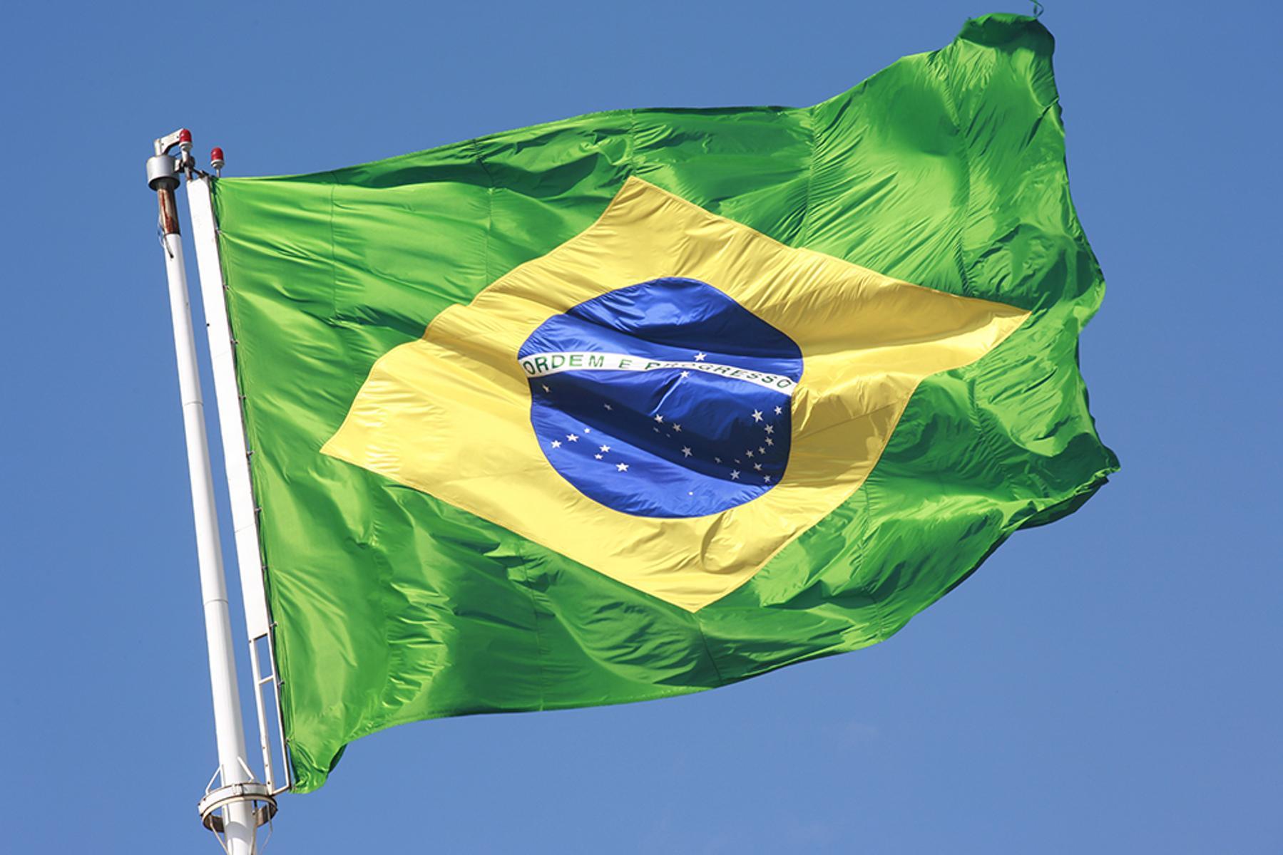 组织的考验当一面巴西国旗被扔到跟前艾吉森的反应引两派热议