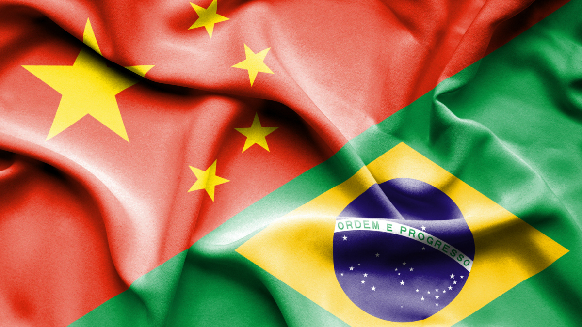 组织的考验当一面巴西国旗被扔到跟前艾吉森的反应引两派热议