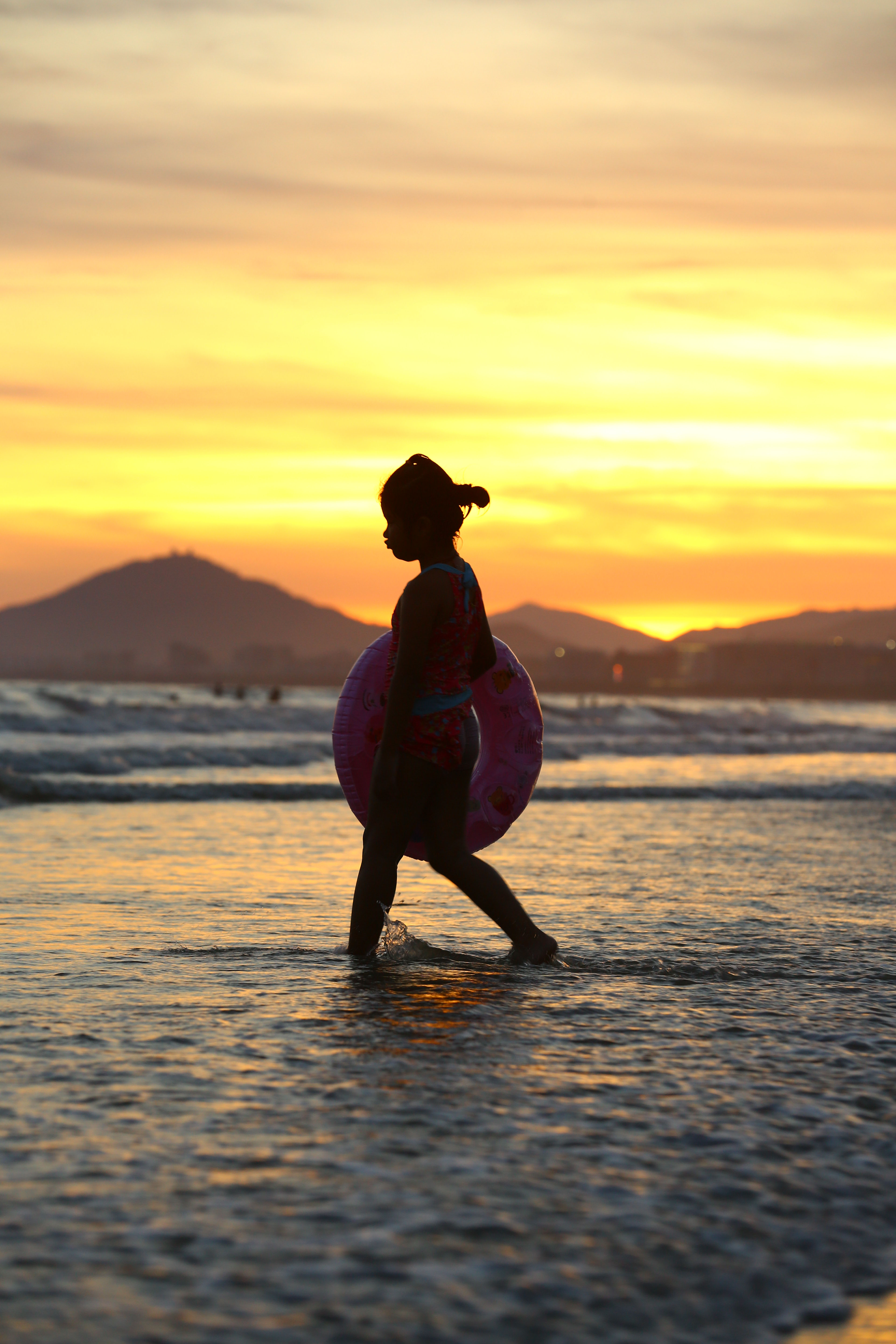 夏日去三亞旅遊帶孩子到海邊玩沙戲水卻發現最美夕陽夕陽美景