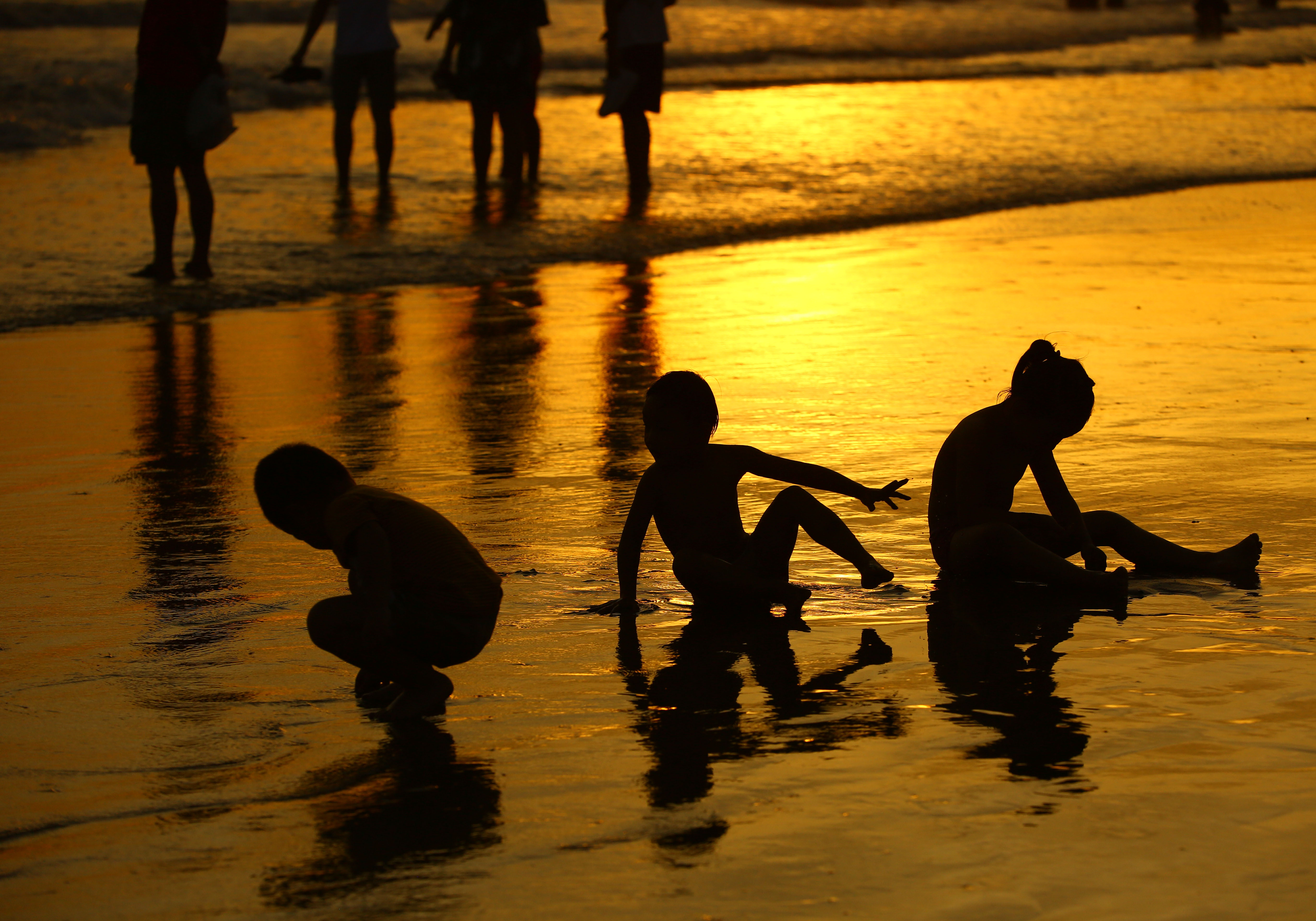 大海边戏水的小孩图片