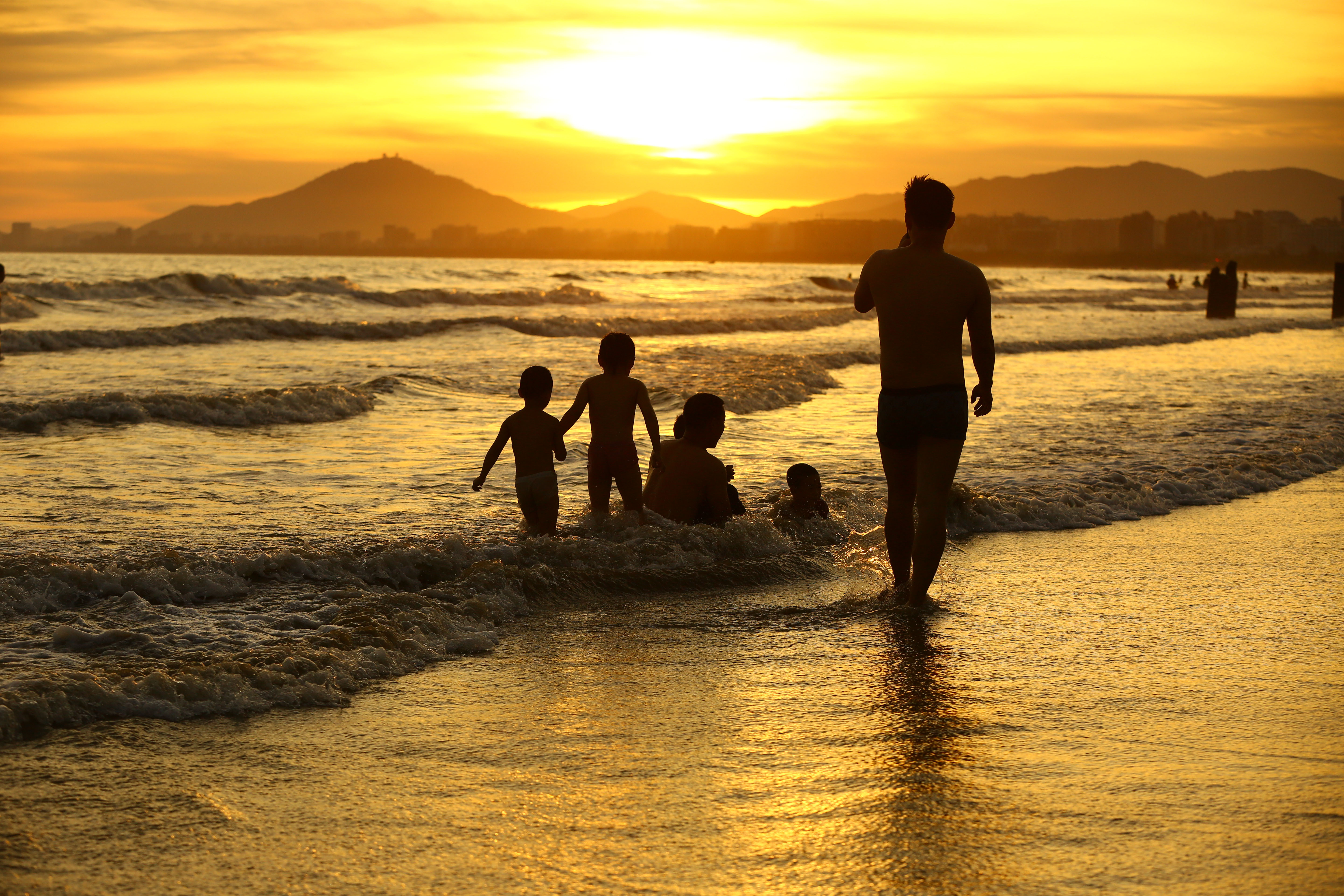 夏日去三亚旅游带孩子到海边玩沙戏水却发现最美夕阳夕阳美景