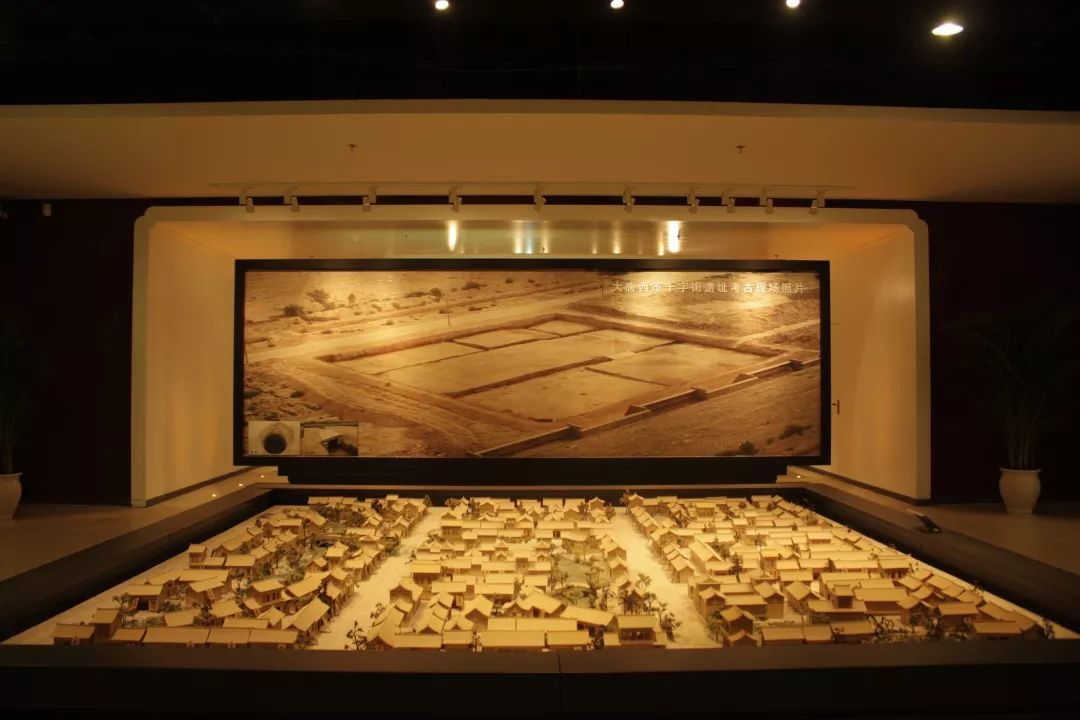 《大唐六典》中说:"凡市,以日午击鼓三百声而众