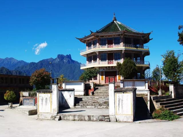 随后前往知子罗,那是一座废弃的县城,一栋栋破旧不堪的老房子,八角楼