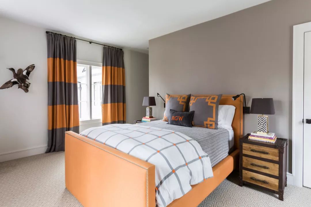 利用悦动的橙色,在内敛的灰色调视感中慢慢凸显,使灵动的美既跳脱出