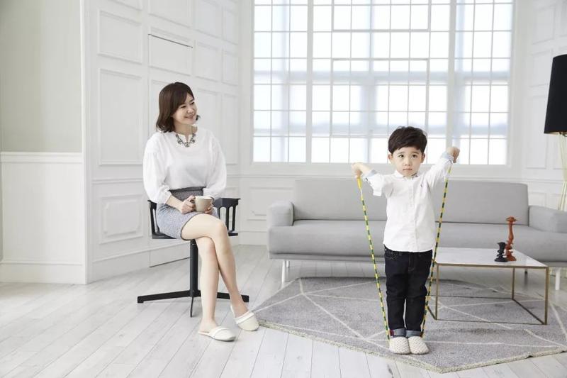 上周四,王先生带着小王找上了余绍淼,"已经落后同学这么多身高了,他