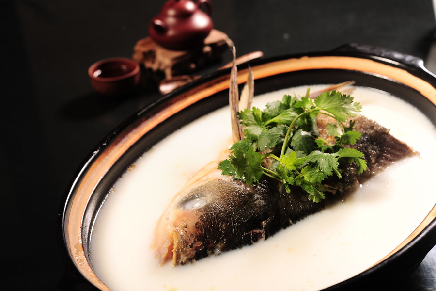 常州的家乡名菜就来品味下天目湖砂锅鱼头