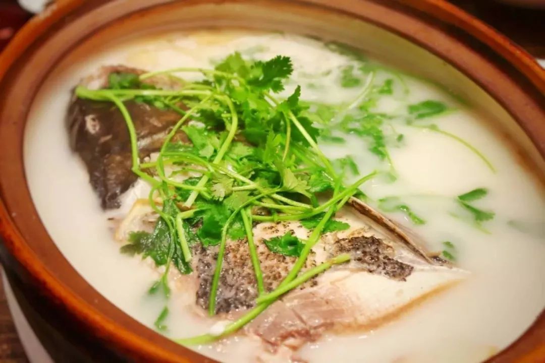 溧阳的天目湖砂锅鱼头是一个不折不扣的常州美味