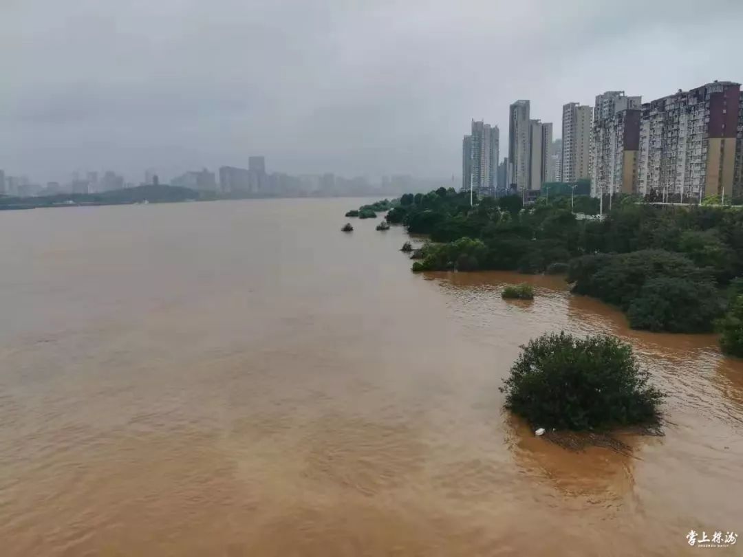 湘江涨水,下午2时株洲城区湘江风光带现场