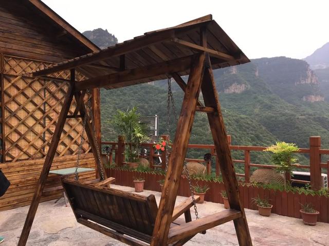 岳家寨古朴精致的民宿如今的岳家寨,有30多个农家乐,还有游客接待中心