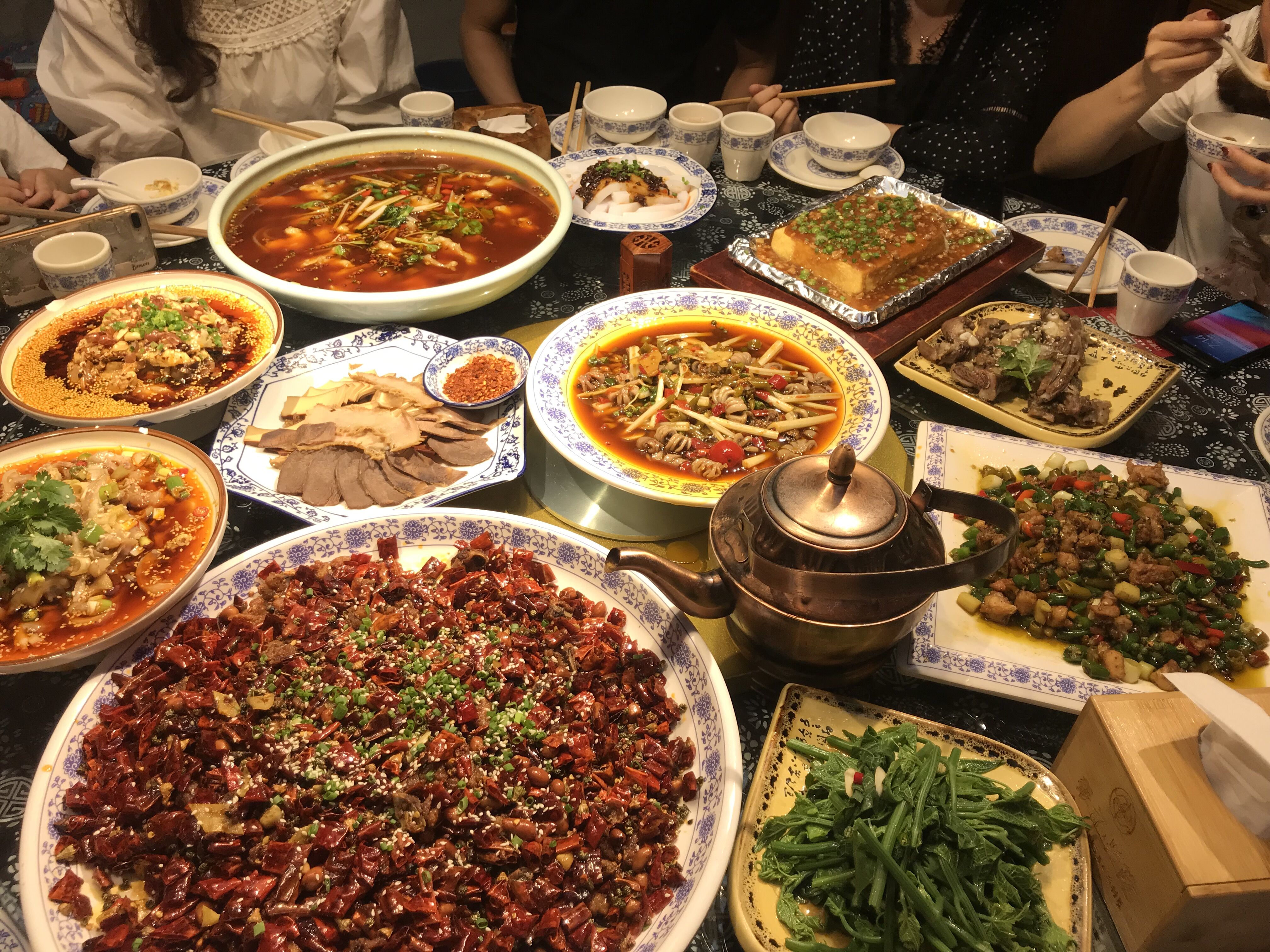 重庆江湖菜馆,豪华的设计,亲民的价格,你去不去?