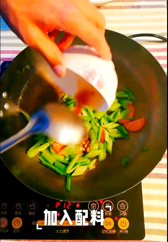 翻炒后,加入配料,继续翻炒