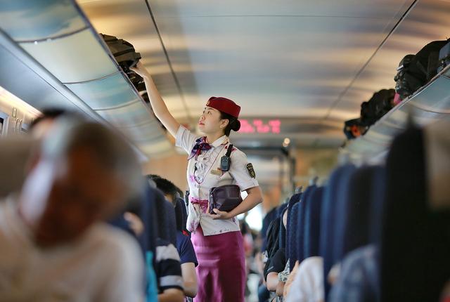 原创85后美女高铁列车长8节车厢每天走出25万步