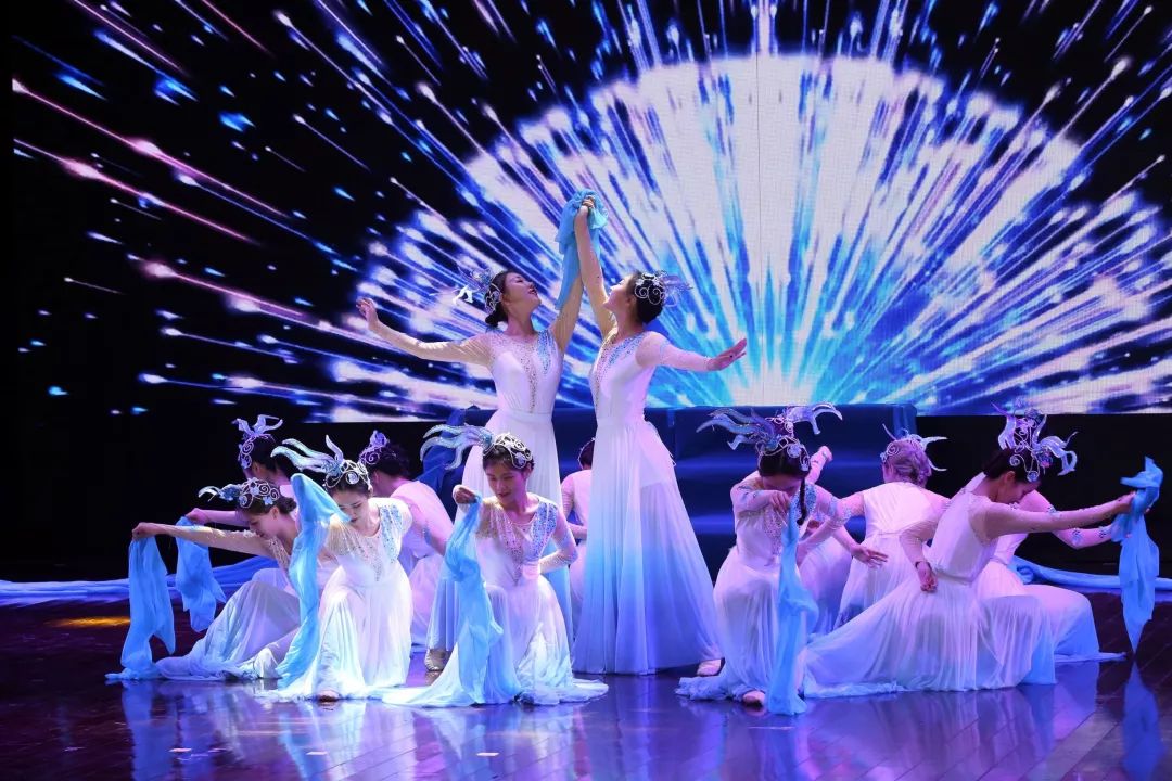 与会人员共同观看了男,女群舞《瀚海凌风》和《丝路芳华》表演.