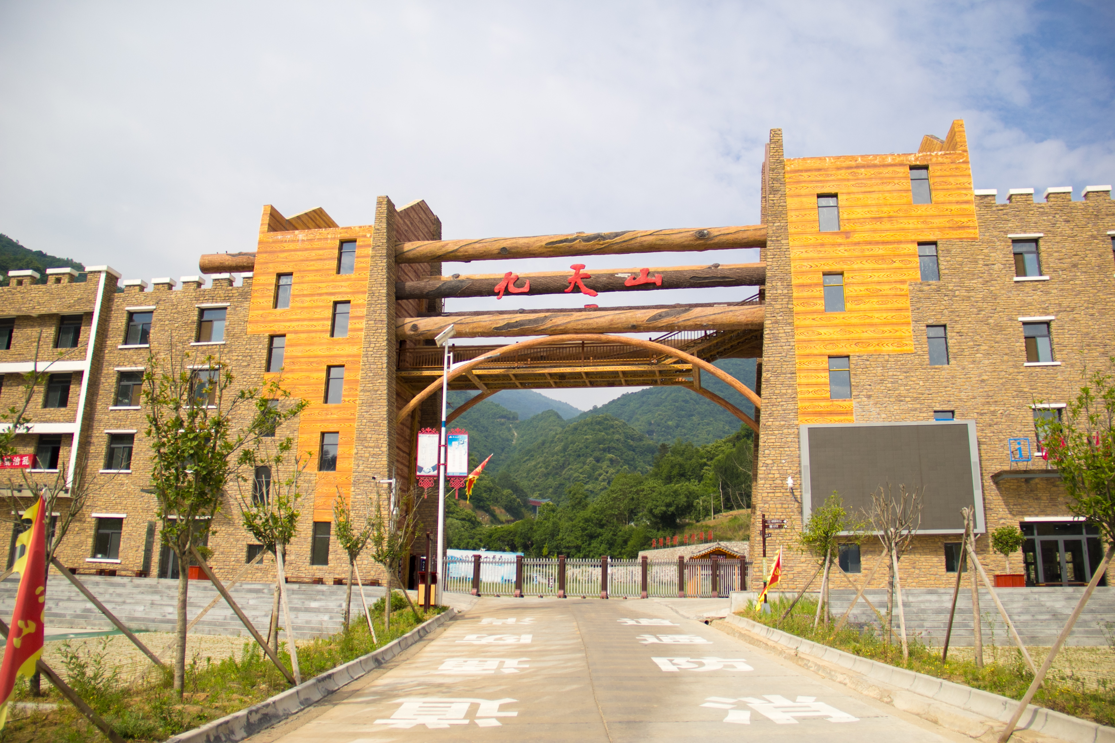 都有很多收费景区,柞秦岭北麓和南坡,都有很多收费景区,柞水的九天山