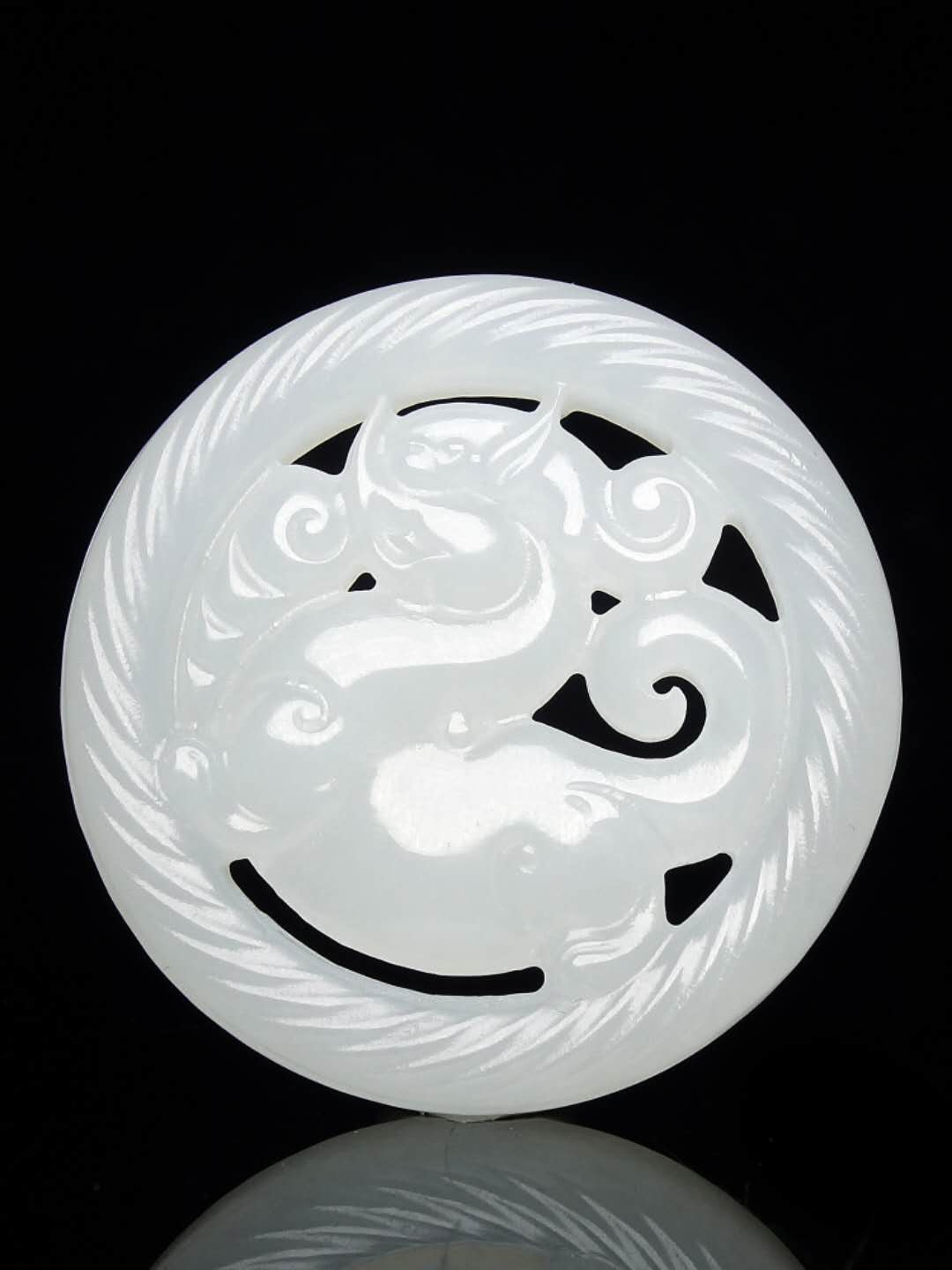 和田玉的天然纹路,大自然的鬼斧神工,欣赏大师雕刻的和田玉作品