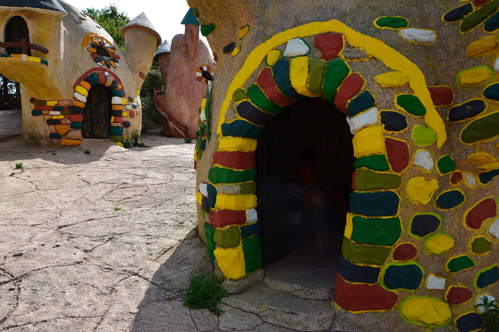 云南深山中有一个小人国100多人住蘑菇屋身高都不到1米3