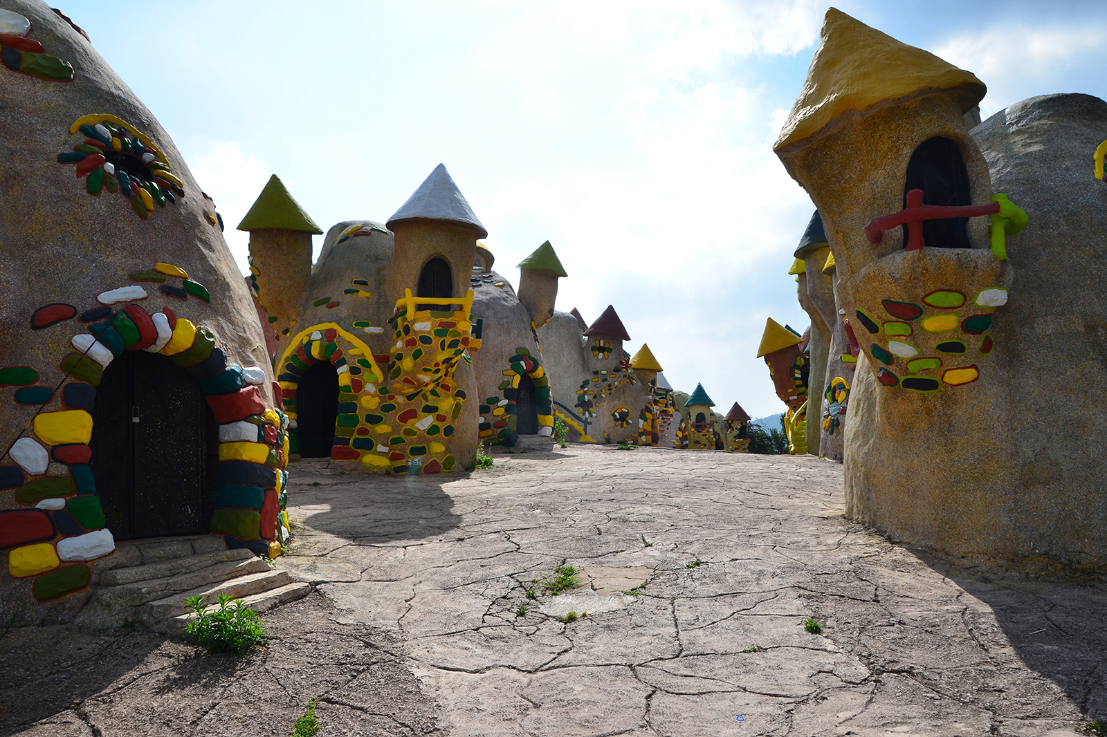 云南深山中有一个小人国100多人住蘑菇屋身高都不到1米3