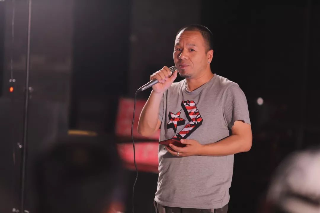 编剧李军峰,段青民在会上和大家交流剧本经验.