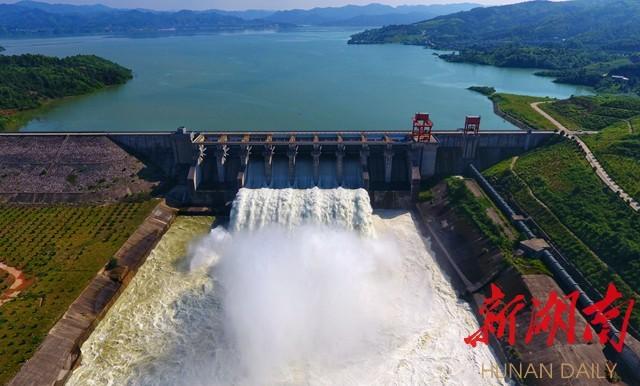 洪江市:托口水电站开闸泄洪腾库