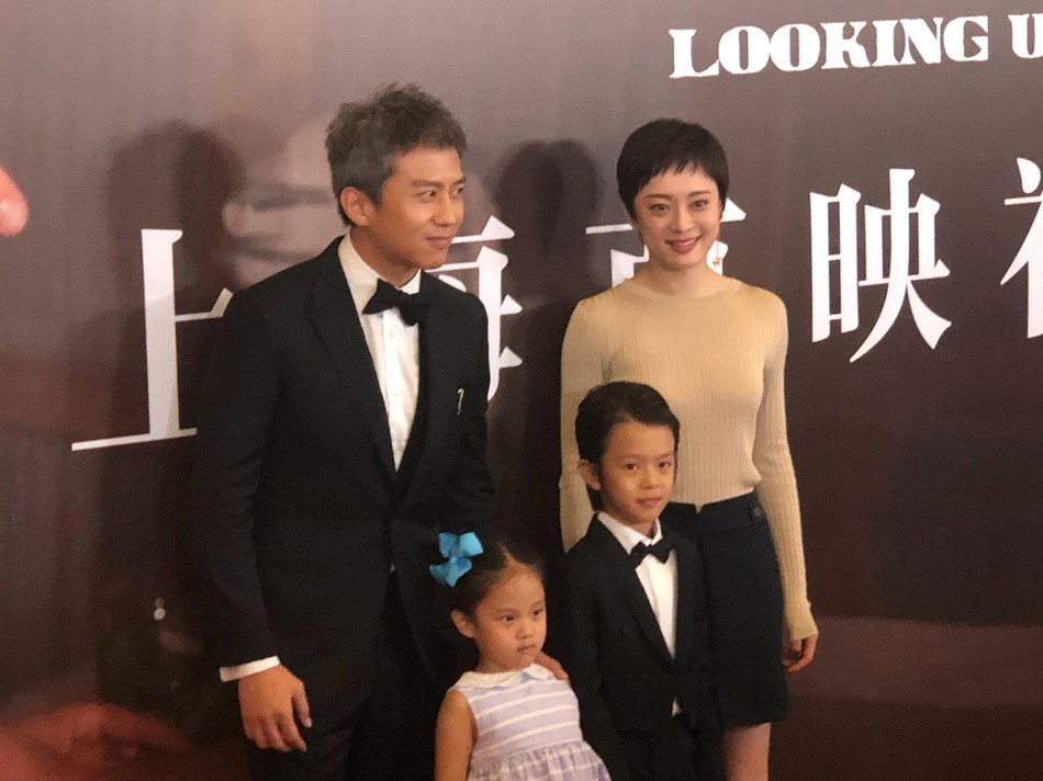 邓超携手老婆孩子共同走红地毯两西装绅士和两贵小姐