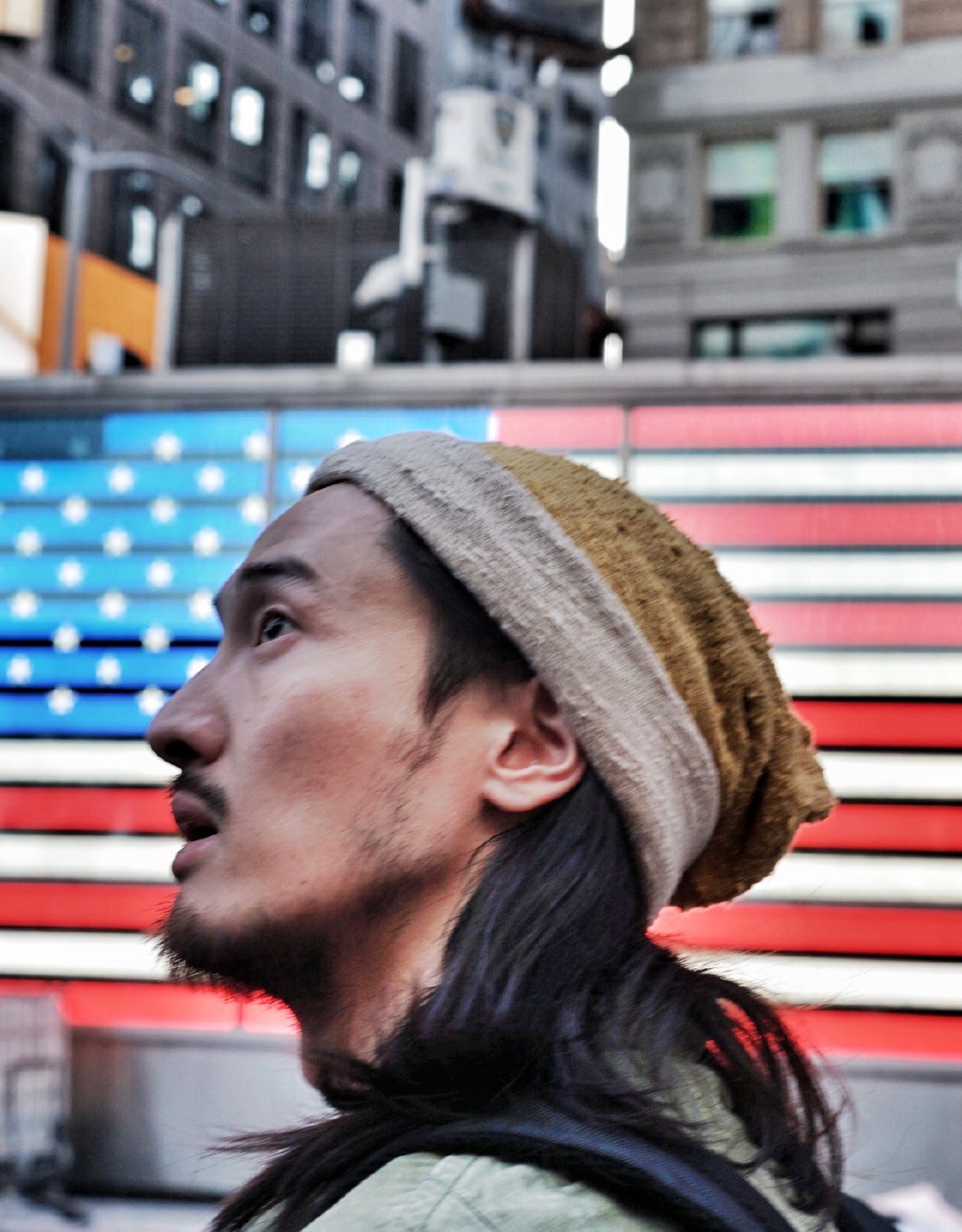 王传君流浪汉造型参加婚礼,长发络腮胡彻底摆脱了"关谷"