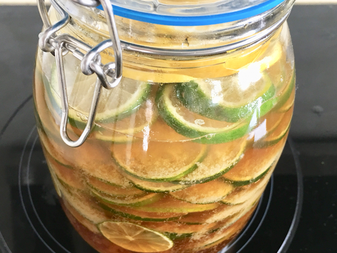 蜂蜜腌柠檬片解暑开胃生津止渴是夏天一道必备的美味饮品