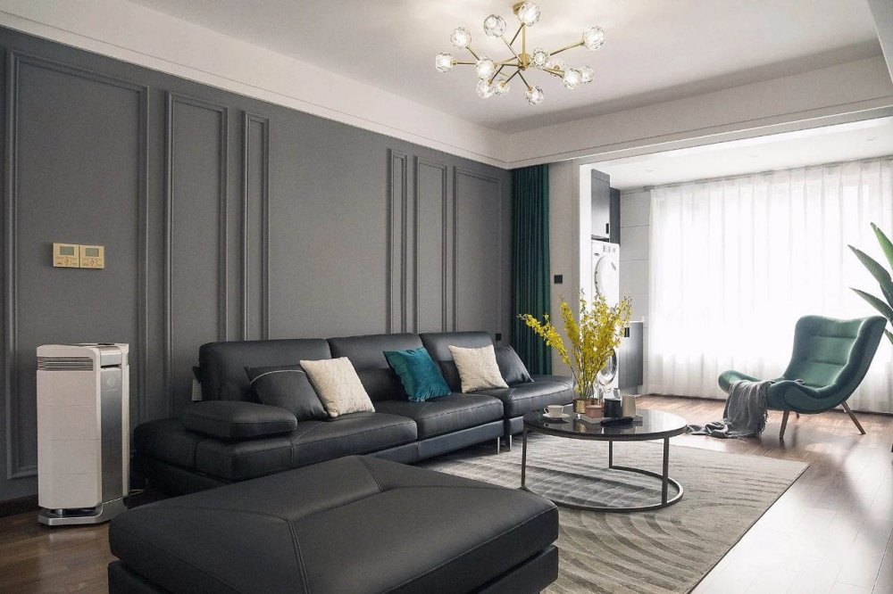 沙发背景使用石膏装饰线条,框出古典对称之美,黑色皮质沙发与墙面