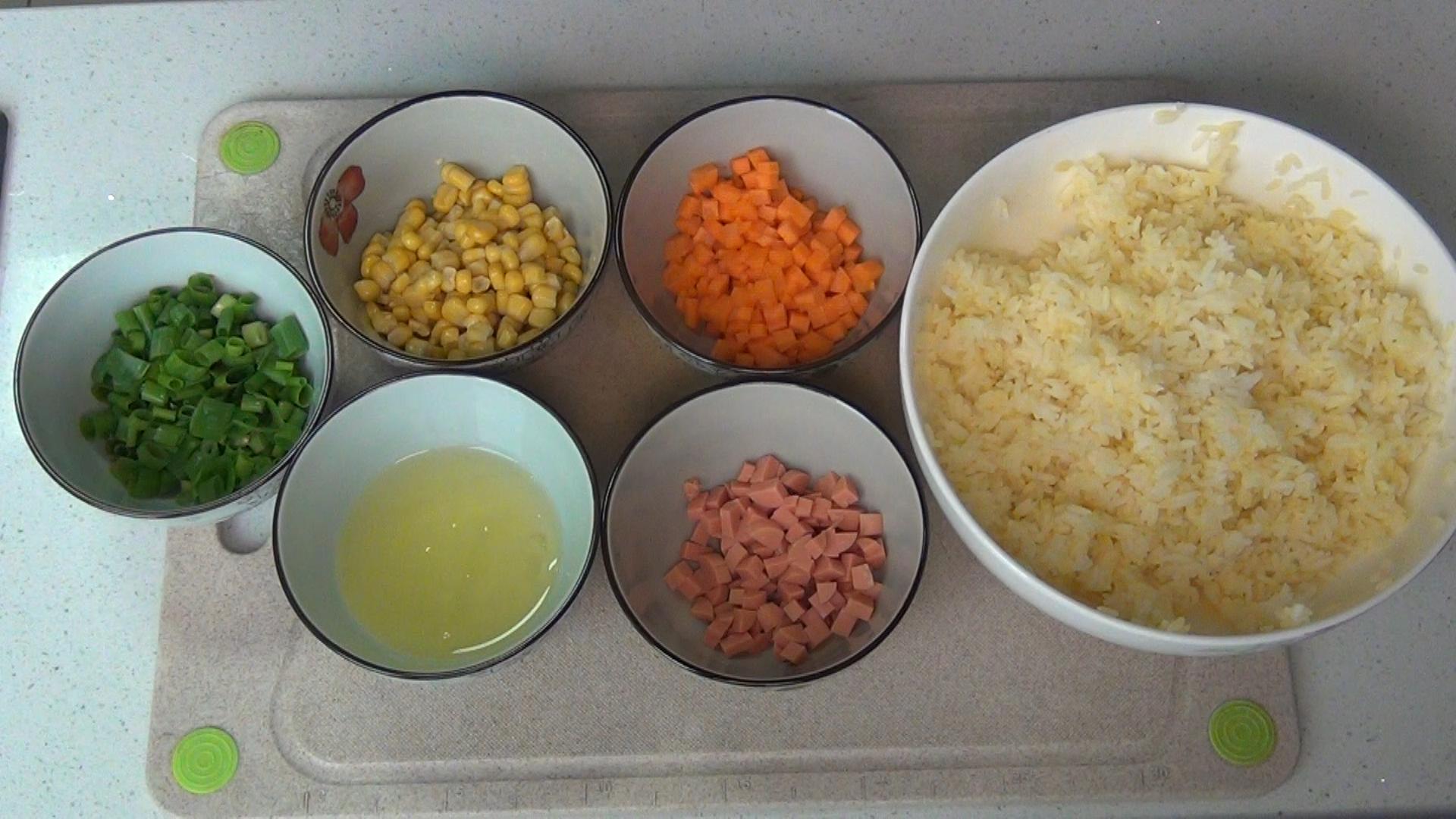 剩米饭里面打入两个鸡蛋这样做的炒饭最好吃味道香甜口口香